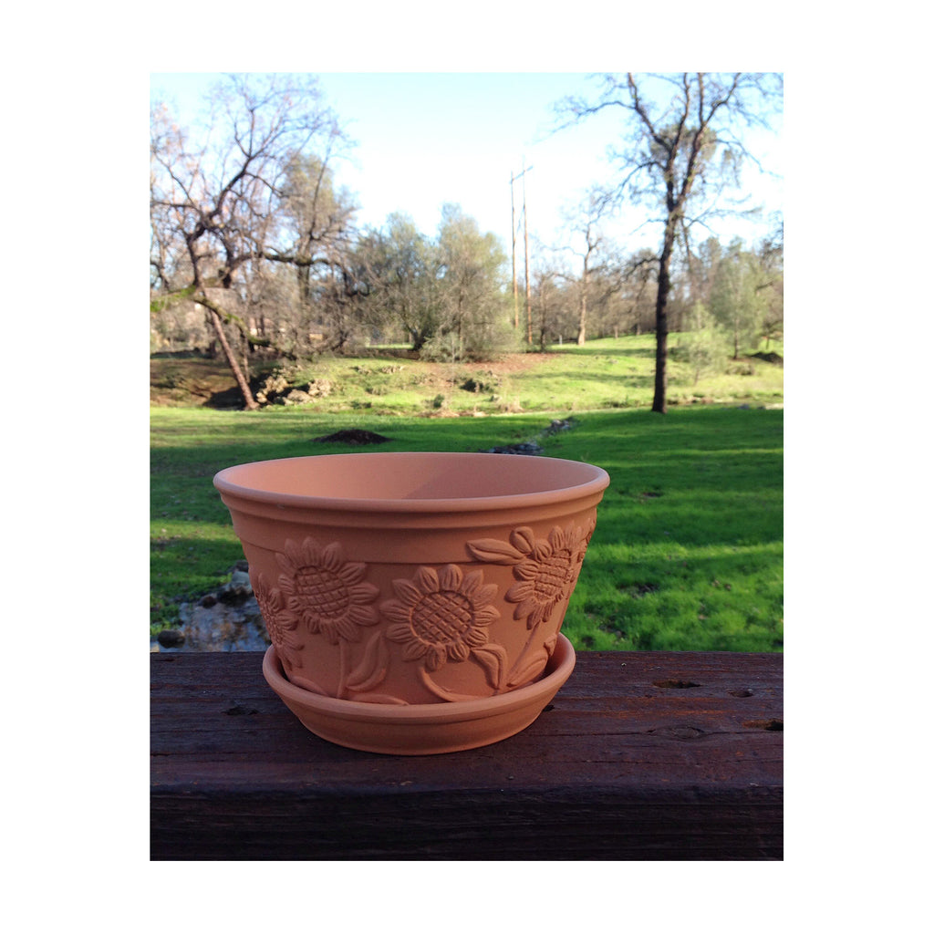 Bulk buy, Raised Sunflower Embellished Natural Terra Cotta Garden Pot with Tray。