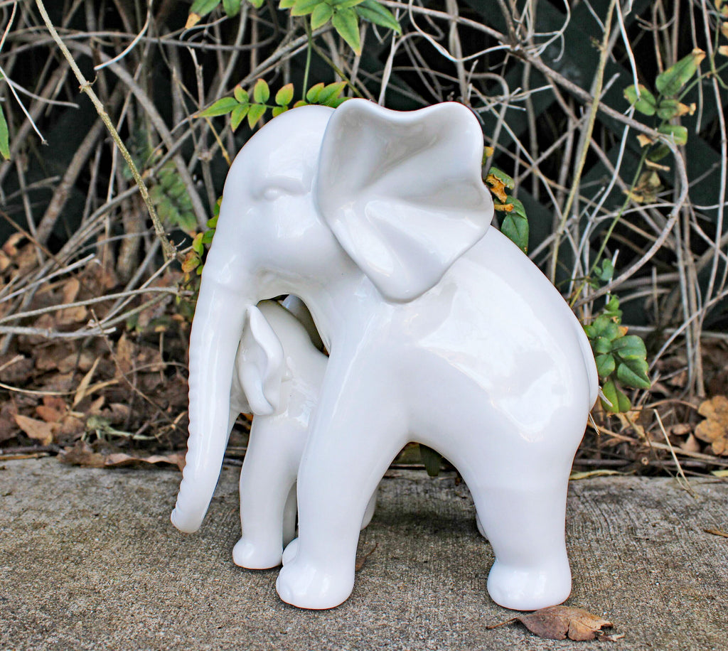 Un dessin d'un bébé éléphant sur un fond blanc | Image Premium générée Un dessin d'un bébé éléphant sur un fond blanc | Image Premium générée