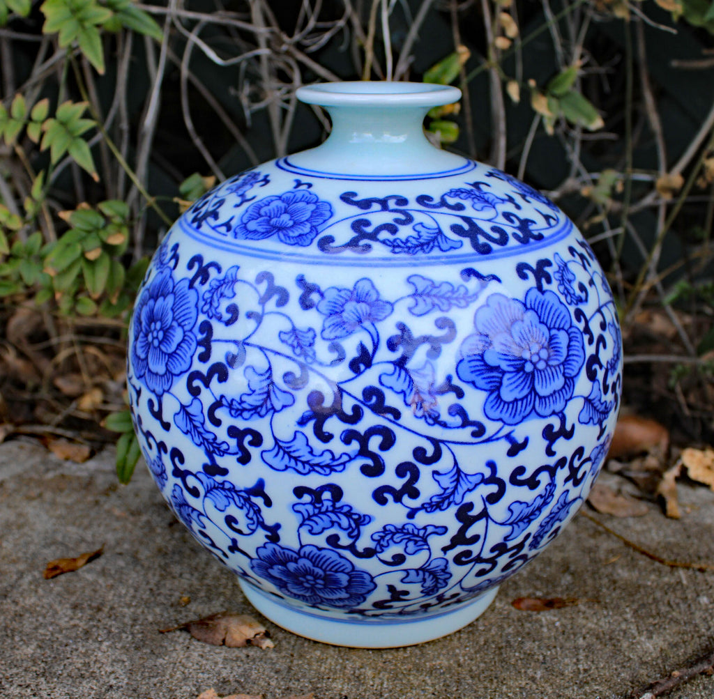 Classic Chinese Vintage Blue and White Floral Globe Porcelain ...
