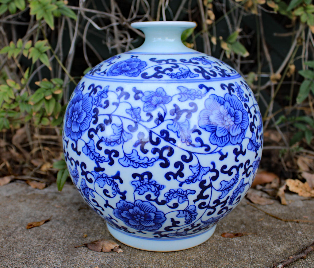 Classic Chinese Vintage Blue and White Floral Globe Porcelain Decorative Vase