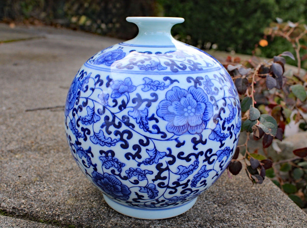 Classic Chinese Vintage Blue and White Floral Globe Porcelain Decorative Vase