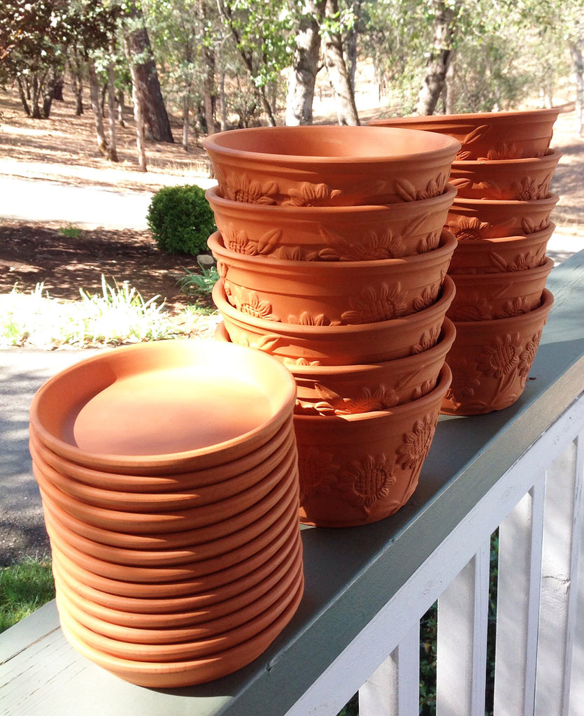 Bulk buy, Raised Sunflower Embellished Natural Terra Cotta Garden Pot with Tray。