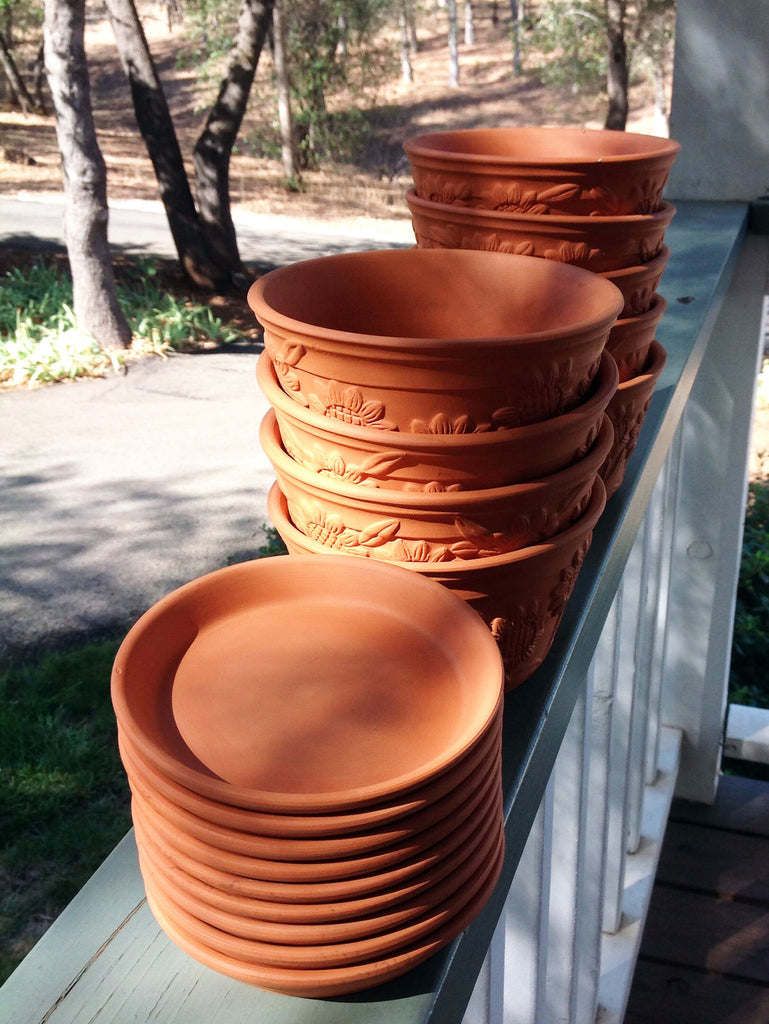 Bulk buy, Raised Sunflower Embellished Natural Terra Cotta Garden Pot with Tray。