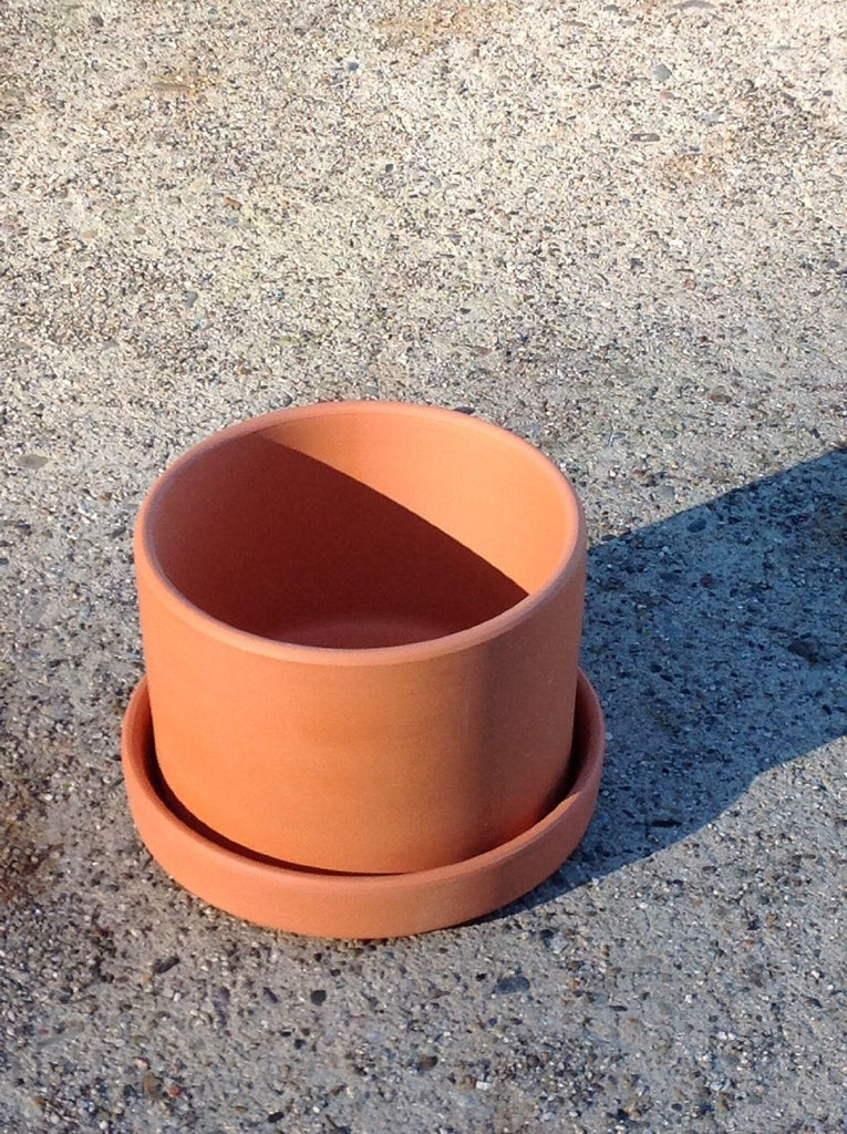 Bulk buy, Natural terracotta color fat walled classic round pots and trays.