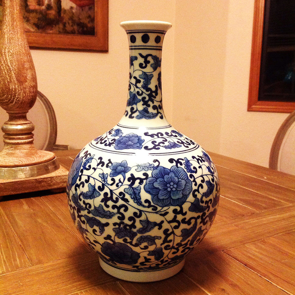 Classic Chinese Vintage Ming Era Blue and White Porcelain Floral Globular Vase